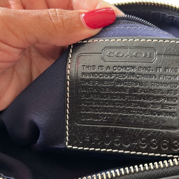 Authentic Black leather Coach monogram shoulder bag. - Picture 4 of 7